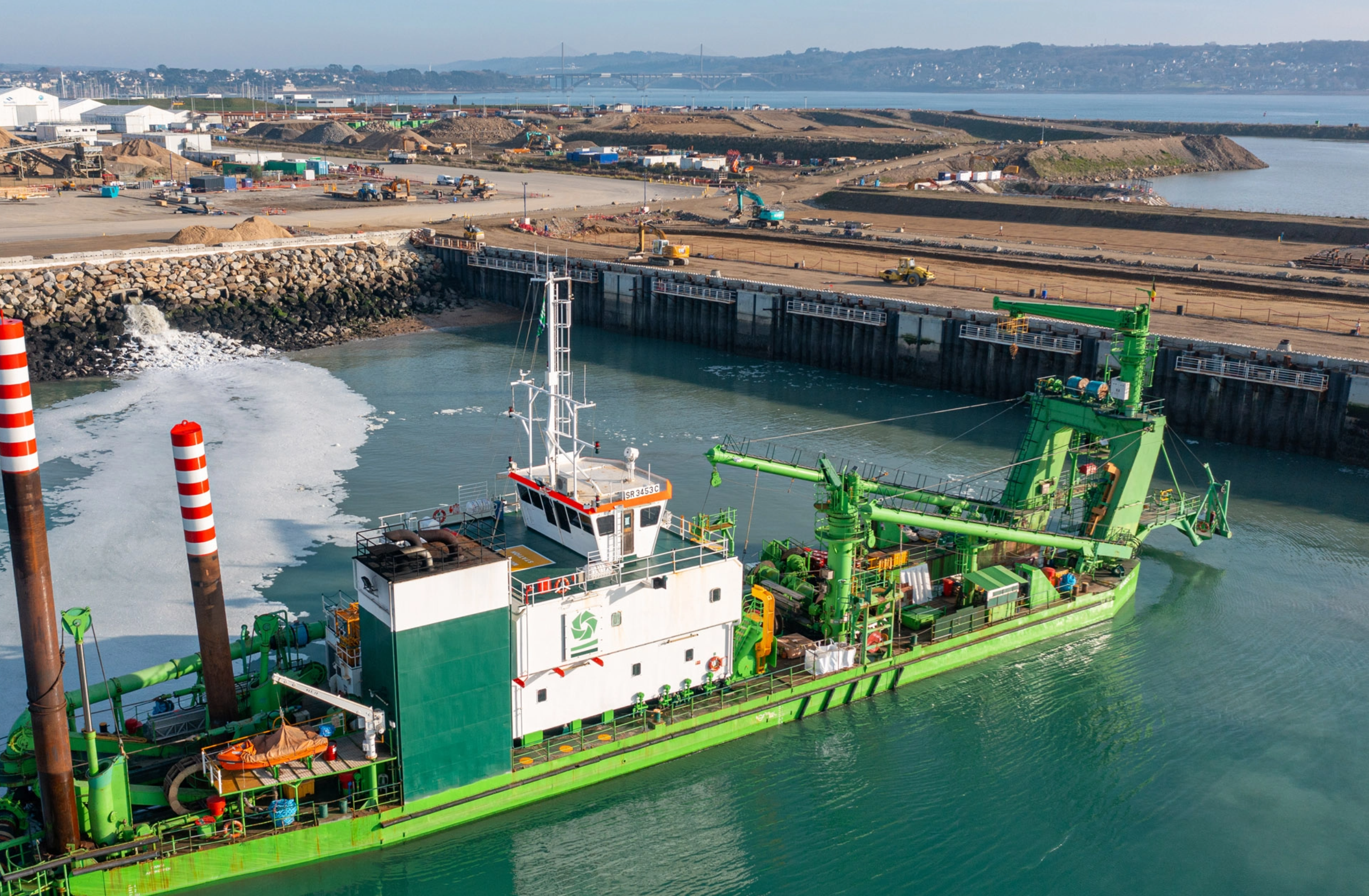Drague en activité dans un port