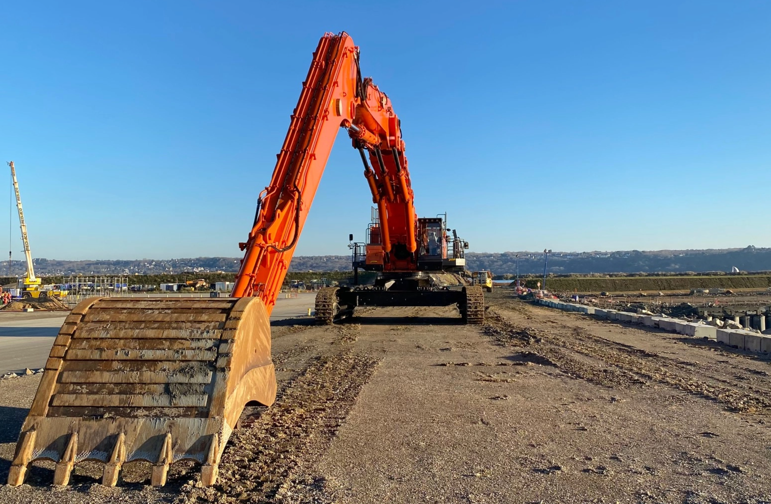 Pelle mécanique sur un chantier portuaire